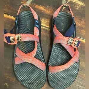 Women’s Chacos Sz 6